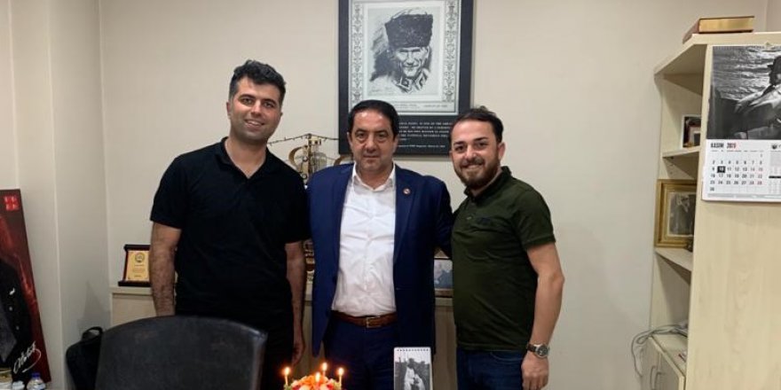 CHP’li Yılmazel’e sürpriz kutlama