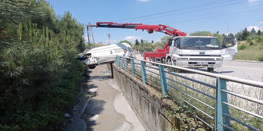 Bariyerlere çarpan panelvan dere kanalının üzerinde asılı kaldı