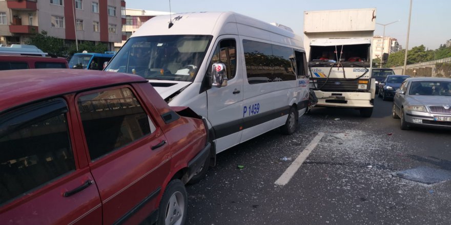 Zincirleme trafik kazasında iki kişi yaralandı