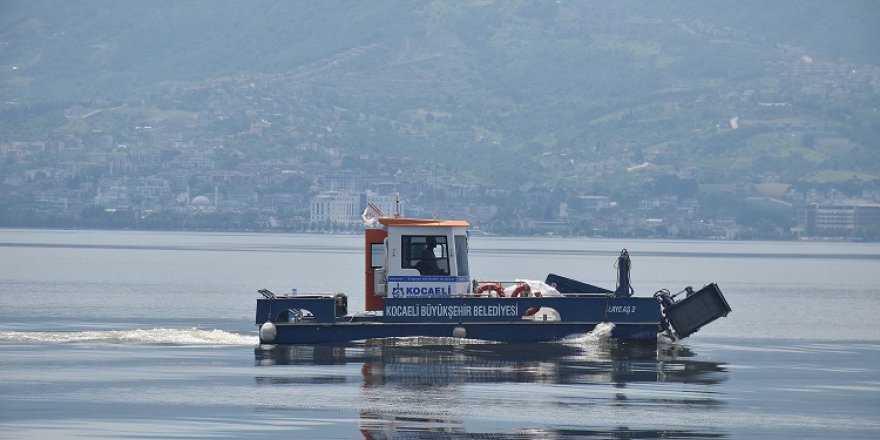 İzmit Körfezi'nde müsilaj temizleme çalışmaları sürüyor