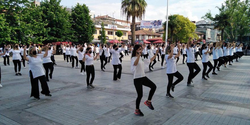 Gölcük'te halk oyunu gösterisi gerçekleştirildi