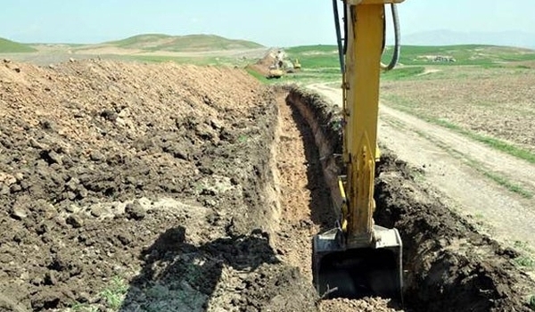 Kürtler hendek kazıyor