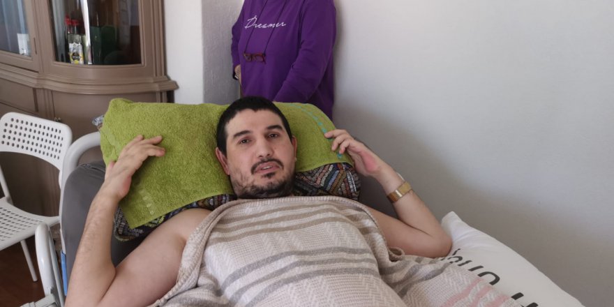 Omurilik felci olan genç, hayata tutunmak istiyor