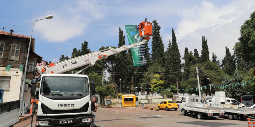 İzmit’te Kocaelispor bayrakları dalgalanmaya devam ediyor