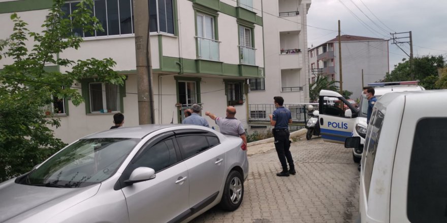 Otomobilin evden alınan anahtarla çalınması kameraya yansıdı