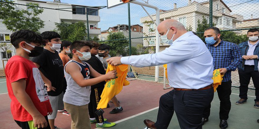 Başkan Bıyık’tan çocuklara sürpriz