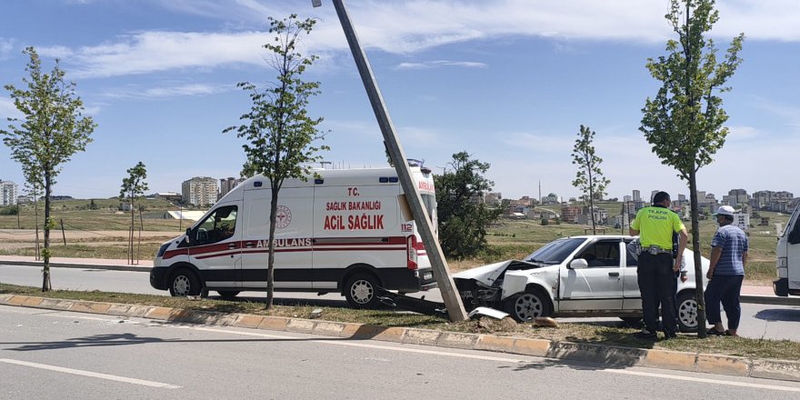 Aydınlatma direğine çarpan sürücü yaralandı