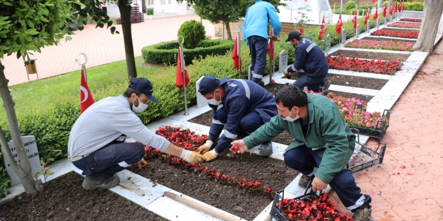 Şehitlikler çiçek açtı