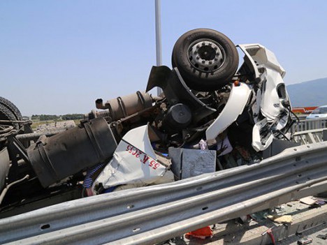 Tutkal yüklü TIR devrildi: 1 ölü