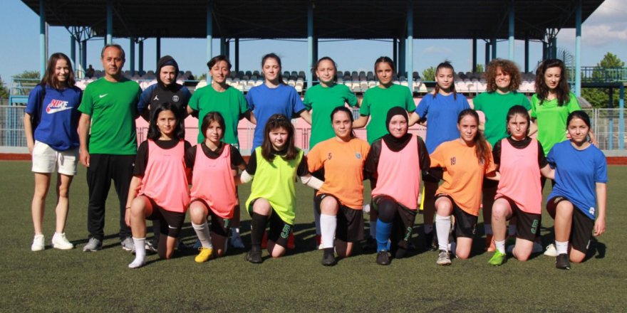 Ellerde oje, ayaklarda krampon