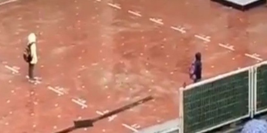 Yağmura rağmen İstiklal Marşı okuyan 2 öğrenci takdir topladı