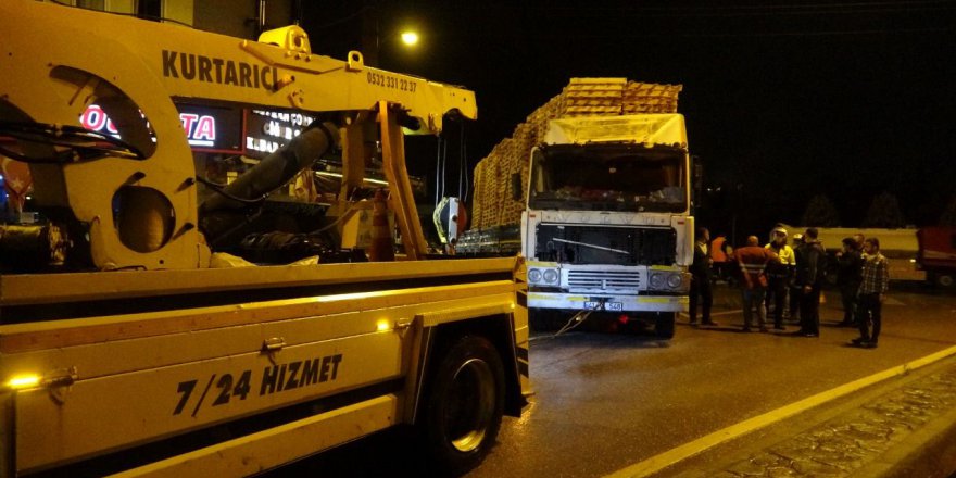 Refüje çıkarak tabelaya çarptı