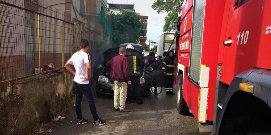 Park halinde alev alan otomobil hurdaya döndü