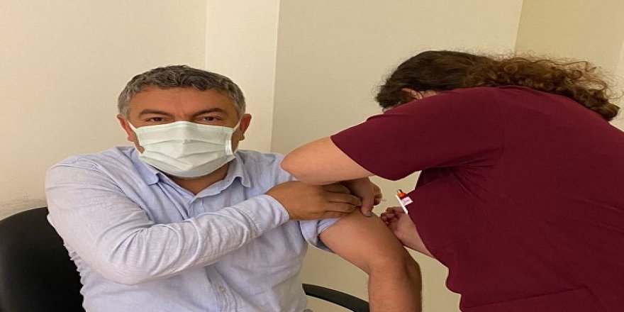 Hamza Şayir ilk doz aşısı oldu
