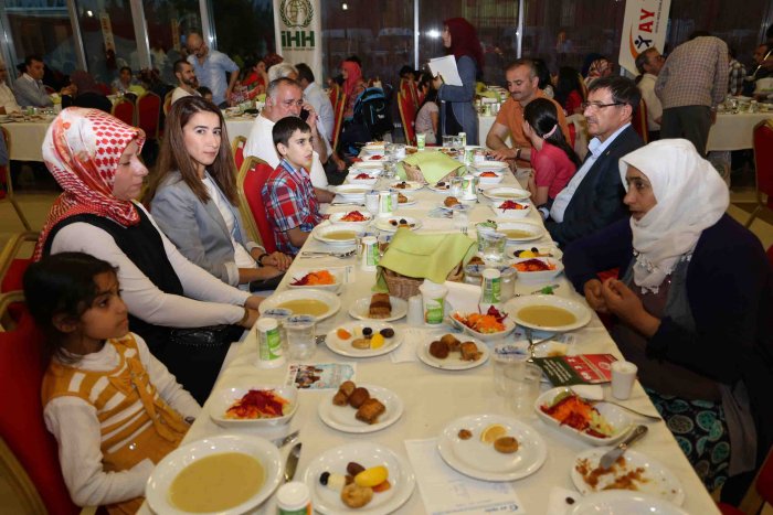 Yetimler iftarda bir araya geldi