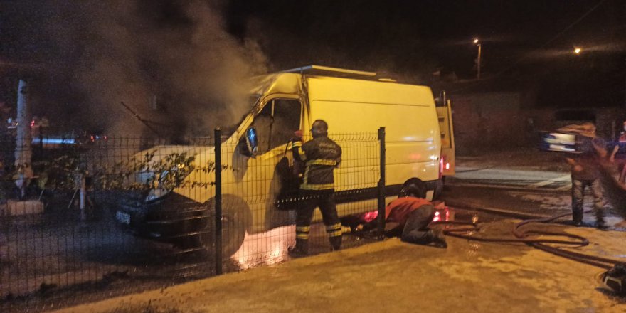 Park halindeyken yanan araç kullanılamaz hale geldi