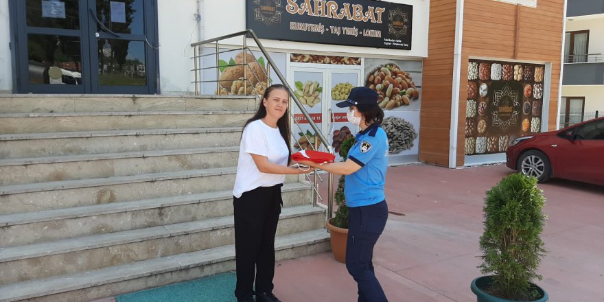 Yıpranan Türk bayrağı zabıta ekiplerince değiştirildi