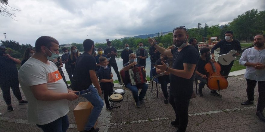 Kocaeli müzisyenler Cumhurbaşkanı Erdoğan’a şarkı ile seslendi