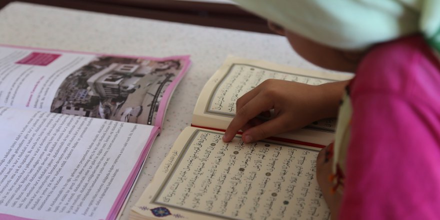 Annemle Kur’an-ı Kerim öğreniyorum