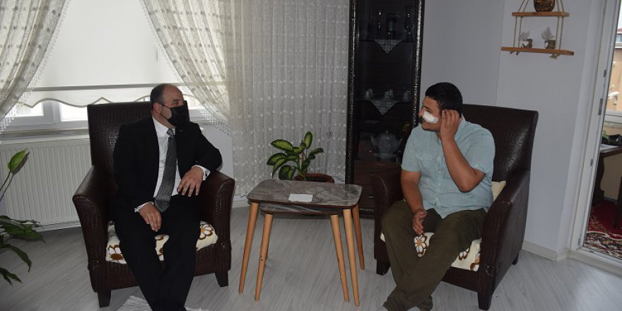 Bakan Varank, darp edilen basın mensubunu ziyaret etti