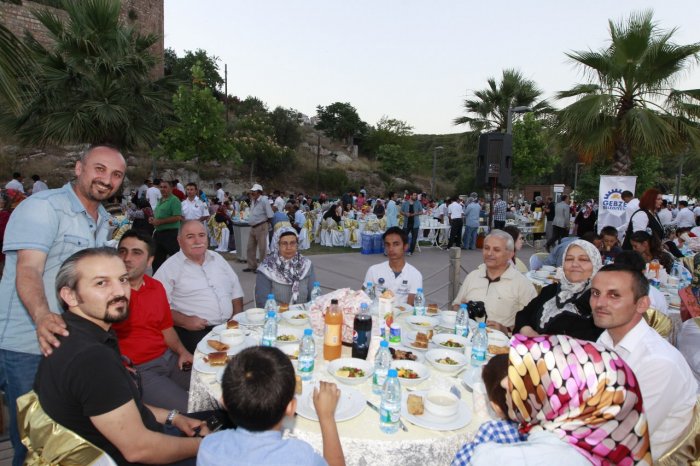 Müteahhit firma çalışanlarına iftar