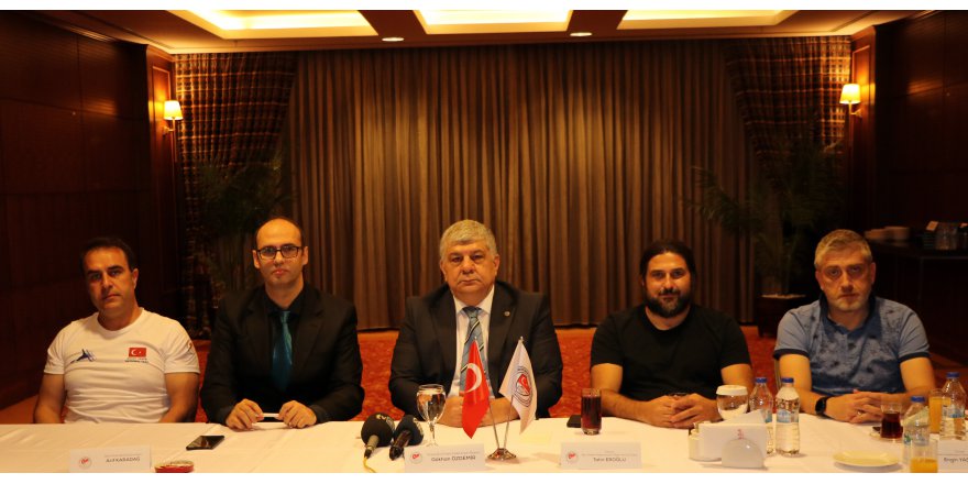 Özdemir, Short Track Milli Takımı'nın kampını ziyaret etti