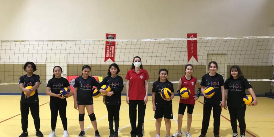Minikler voleybolu çok özlemiş