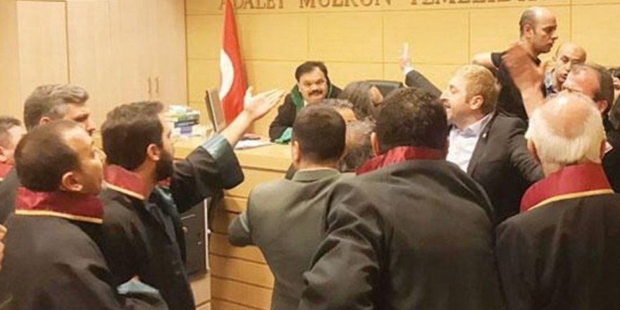 Avukatın etek boyuna karışan hâkime hapis cezası