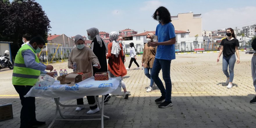 Gebze Belediyesi’nden sınava girecek gençlere ikramlar