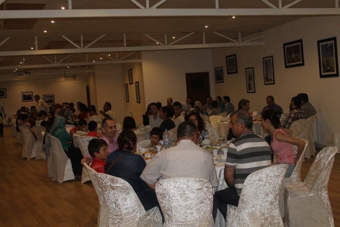 'Yetim Gülerse-Dünya Güler'