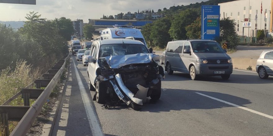 Hafif ticari araç ile otomobil çarpıştı: 2 yaralı