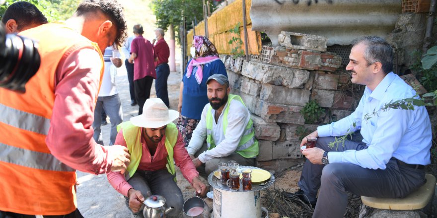 Çiftçi, taşları tek tek yerine oturtuyor