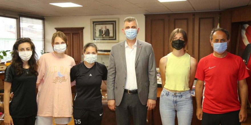 Milli futbolcular Sezer’i ziyaret etti