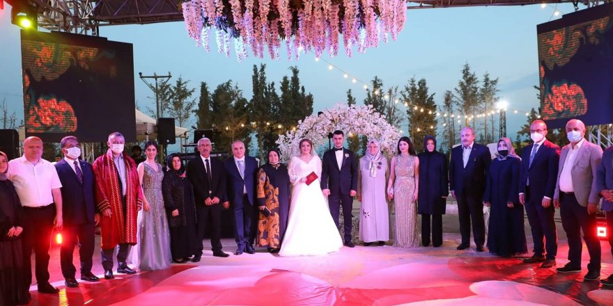 vVasfiye Aydın’ın kızının düğüne Şentop geldi