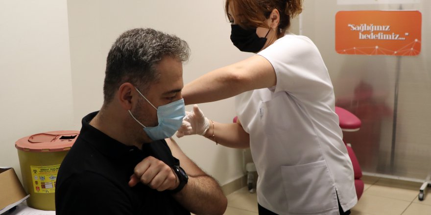 Serpil hemşire, aşılama çalışmalarında fedakârca görev yapıyor