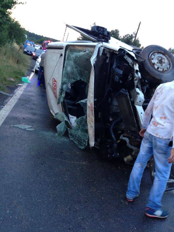 Servis aracı devrildi