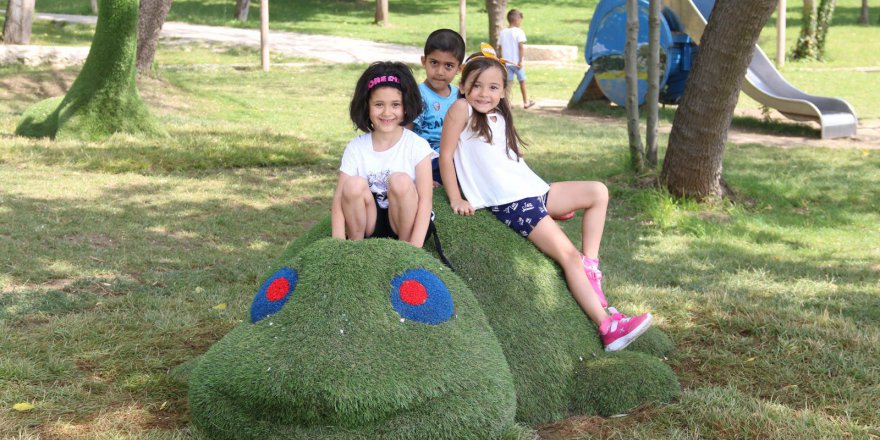 Mutlu şehrin sakinleri parklarda eğleniyor