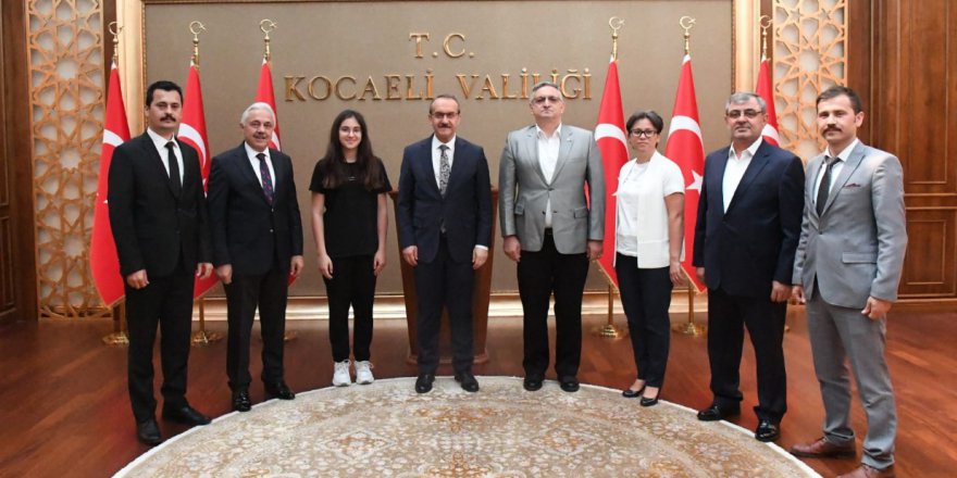 Vali Yavuz, LGS’den 500 tam puan alan öğrenciyi ödüllendirdi