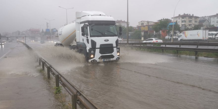 Sağanak yağış hayatı olumsuz etkiledi