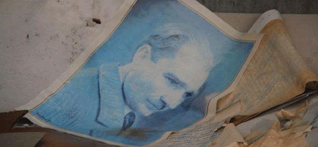 Gazi Mustafa Kemal Atatürk portresini çöpe attılar!