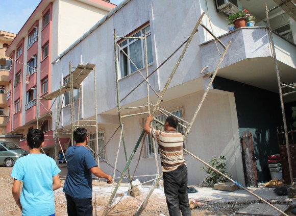 İnşaat iskelesi çöktü 1 işçi yaralandı