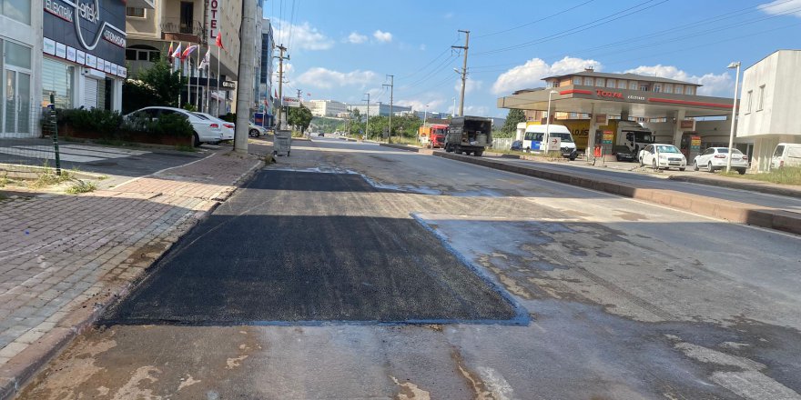 Gebze’deki caddelerde yol onarımı