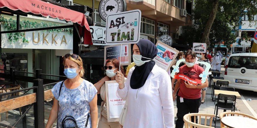 Sağlık çalışanları aşı farkındalığını artırmak için sokağa çıktı