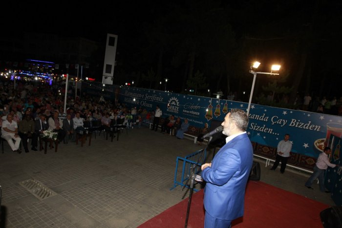 Meydanda şiir dolu bir akşam