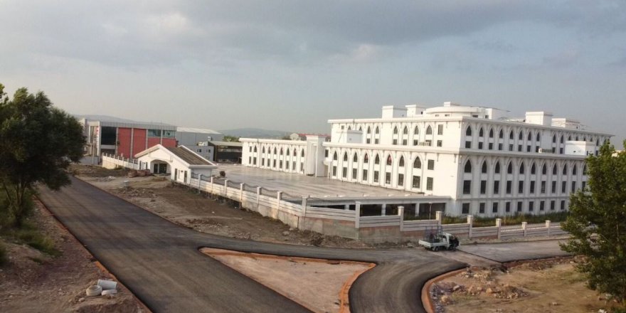 Yeni emniyet binasının çevresine ilk asfalt atıldı