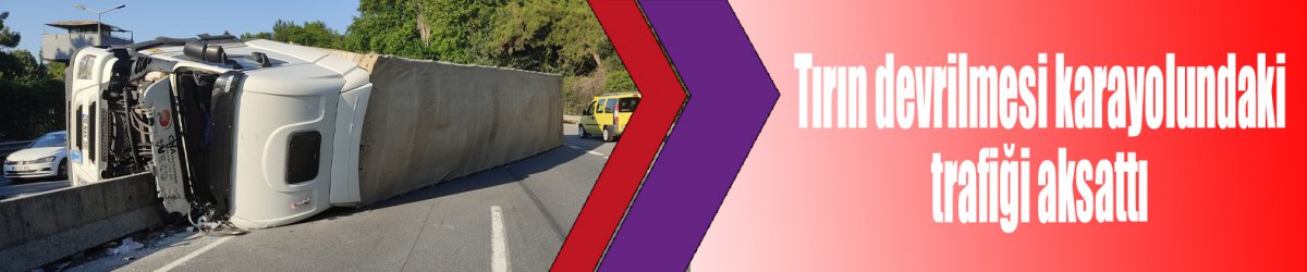 Tırın devrilmesi kara yolundaki trafiği aksattı