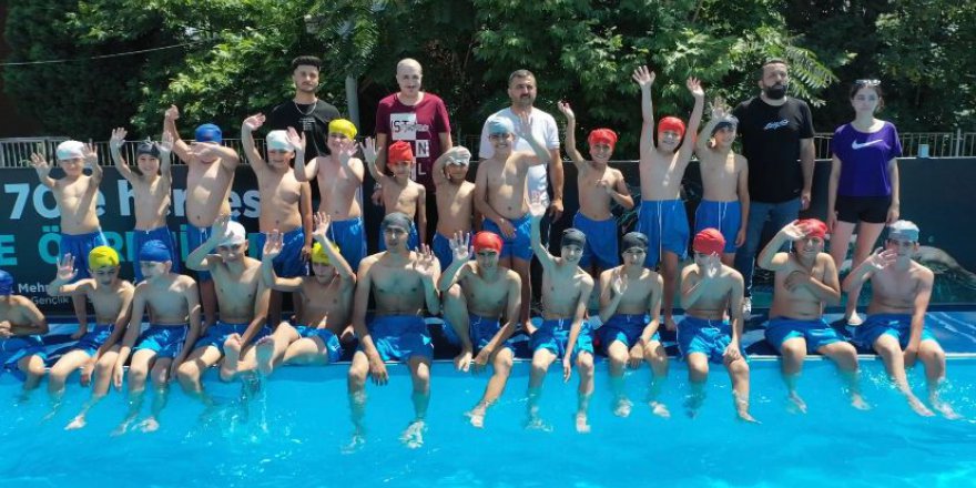 Dilovası’nda okul bahçeleri yüzme havuzuna dönüştü