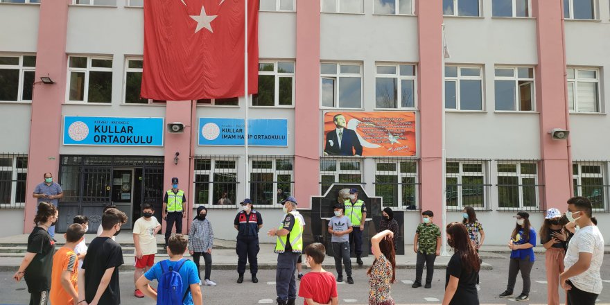 Jandarmadan telafi dersindeki öğrencilere trafik eğitimi