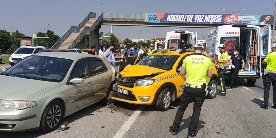 Taksi otomobile çarptı: 4 yaralı
