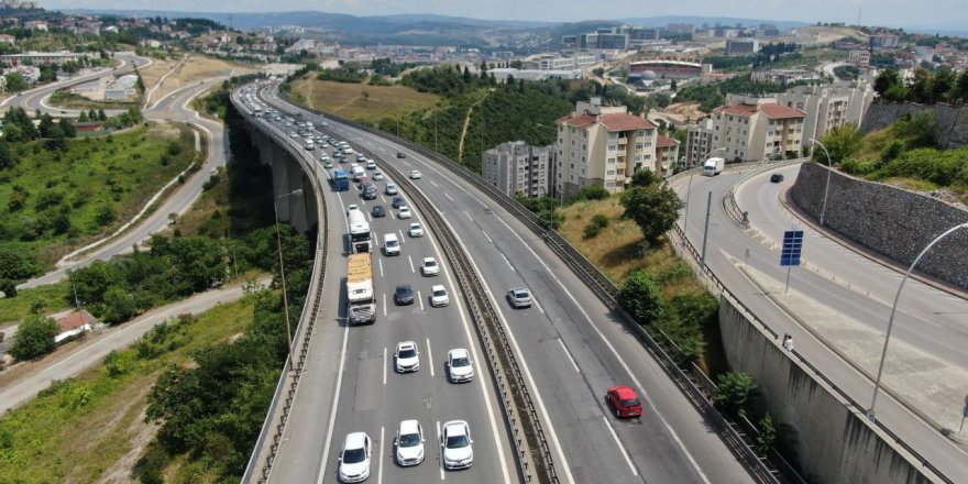Bayram dönüşü zincirleme kaza TEM’i kilitledi